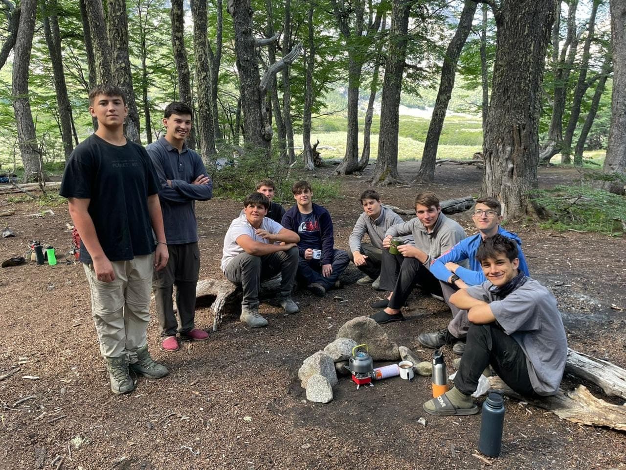 El grupo descansando en el campamento del bosque después de caminar
