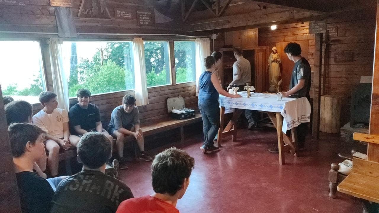 Misa en la capilla de madera del predio, con los chicos sentados en los bancos