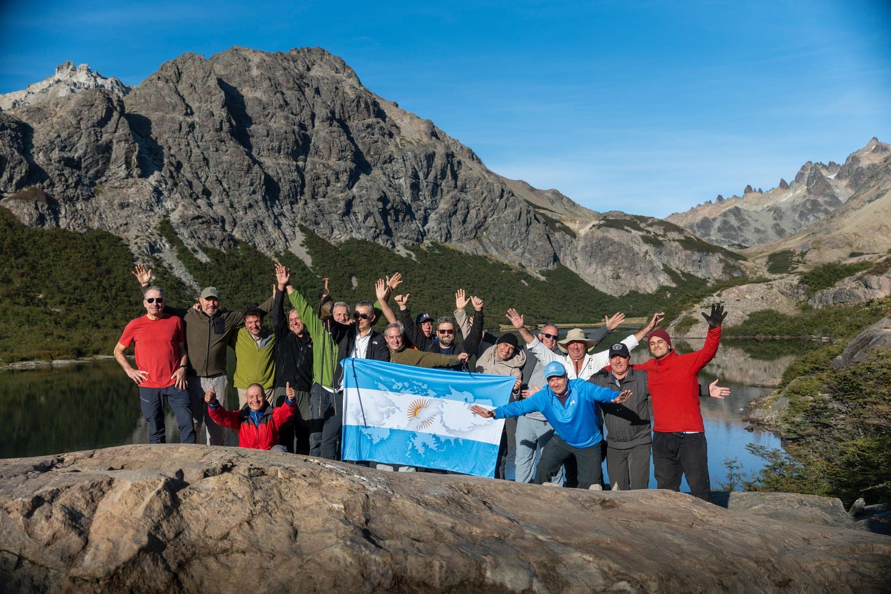 Grupo con la bandera argentina en la laguna