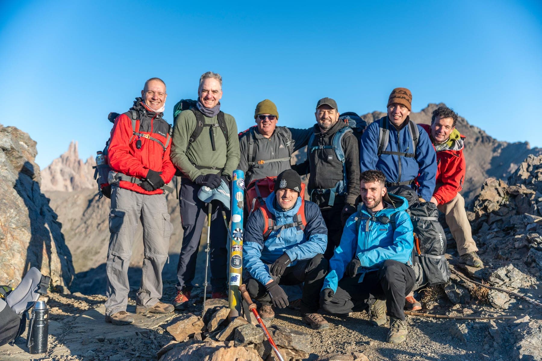 Grupo con equipo de montaña antes de salir